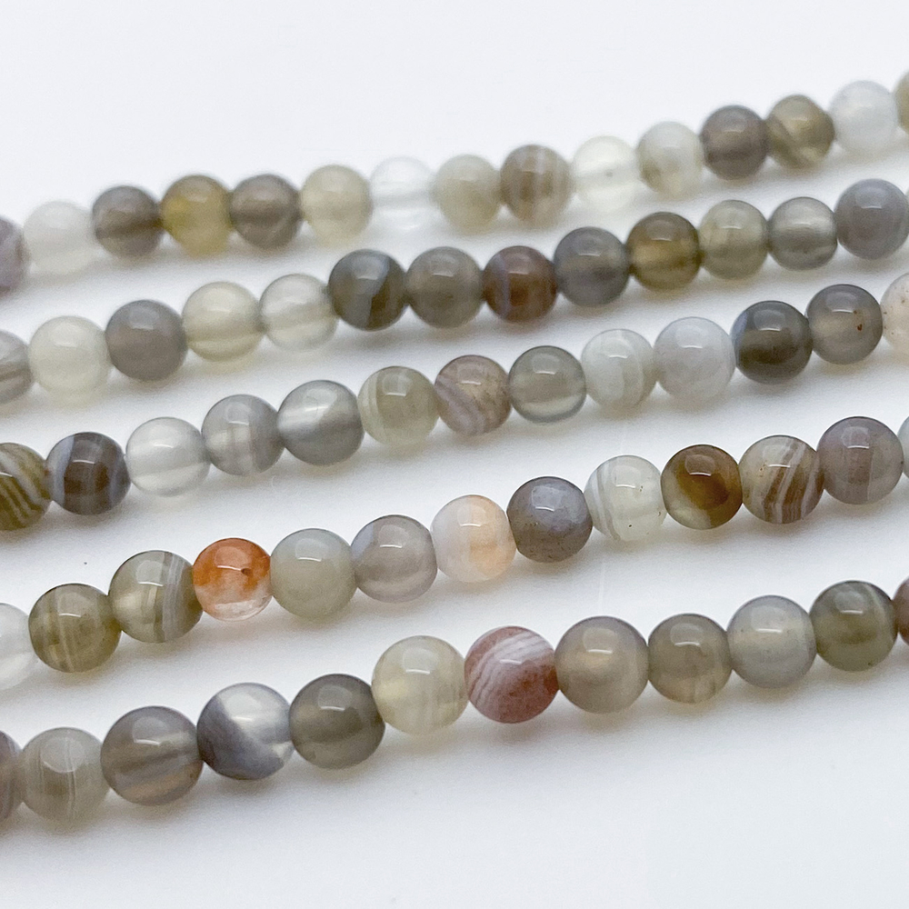 Агат Ботсвана бусины, диаметр 4-4,1 мм, цена за 46-47 шт (1/2 нити)