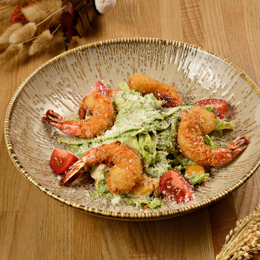 Салат цезарь с креветкой в кляре