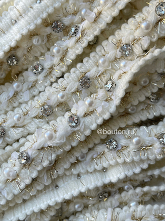 Тесьма белая со стразами и жемчугом плетеная