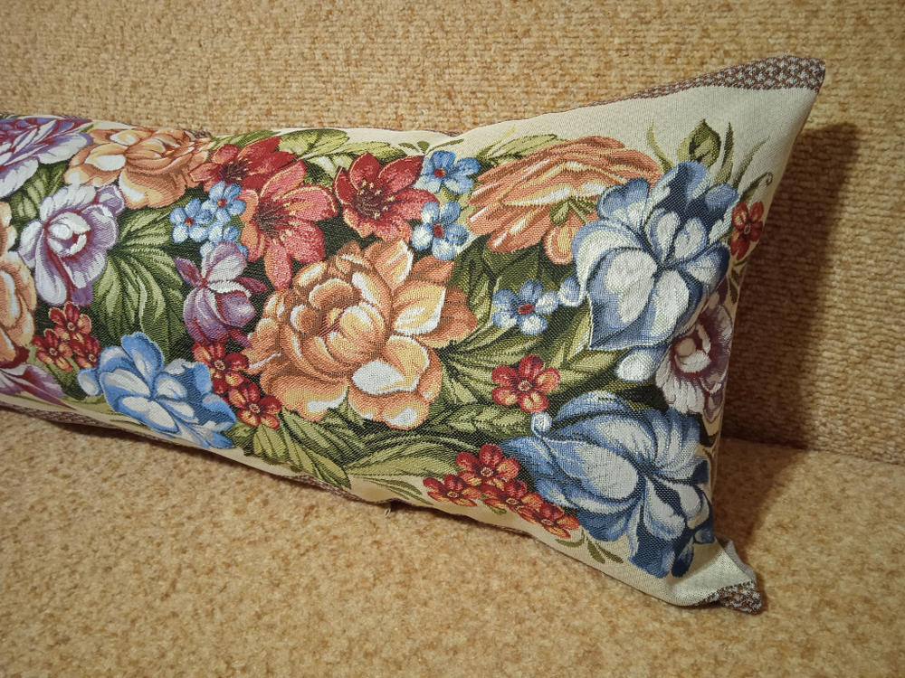 Декоративный гобеленовый чехол Цветы на светлом 34х87