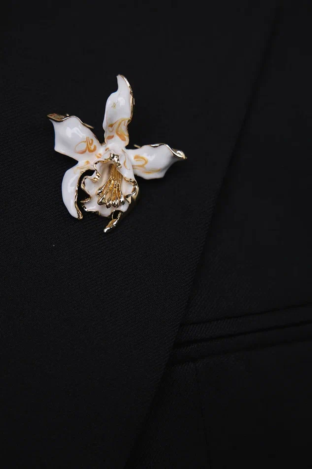 Брошь цветок орхидеи из бело-персиковой эмали с золотой окантовкой