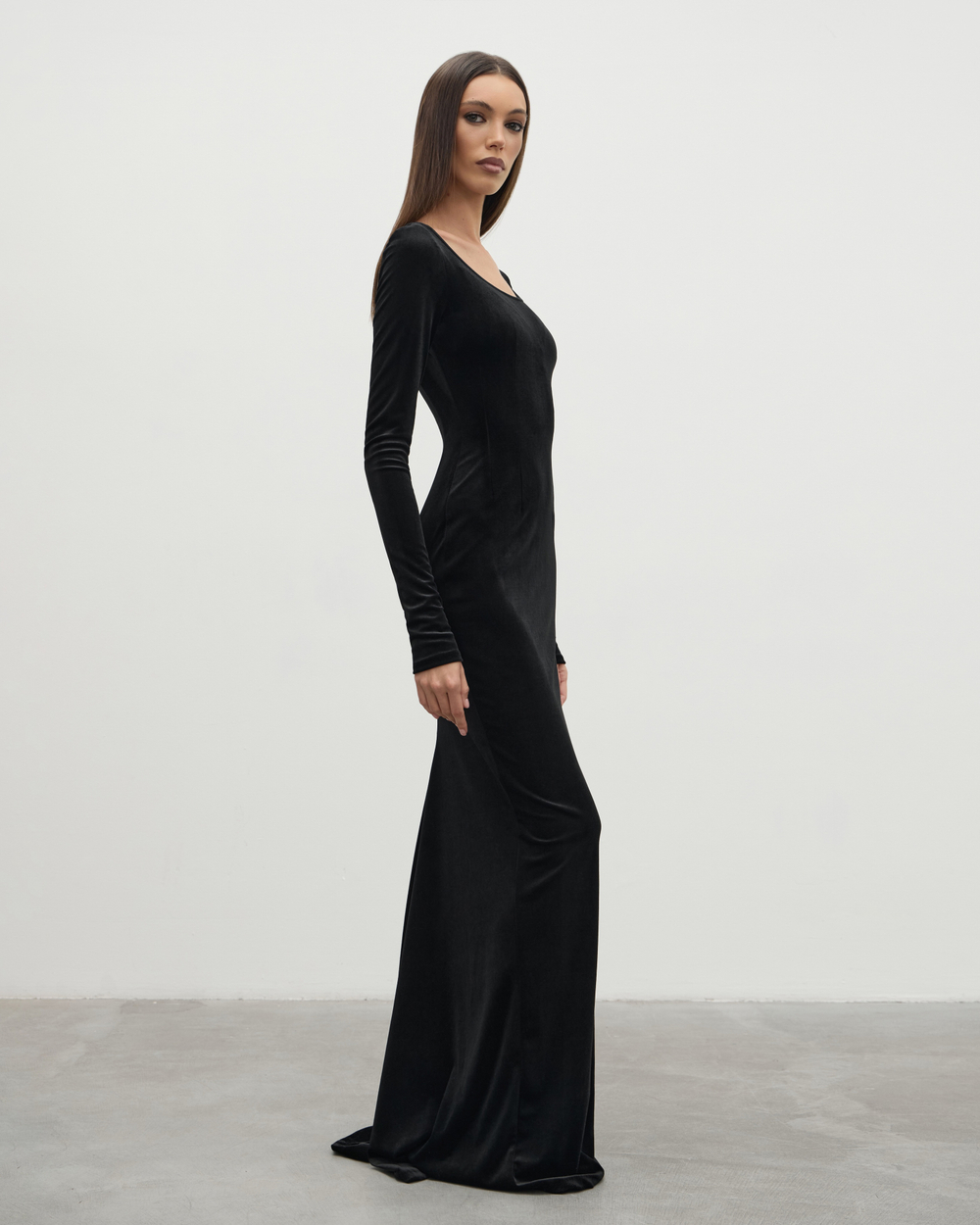 Приталенное платье-макси из бархата