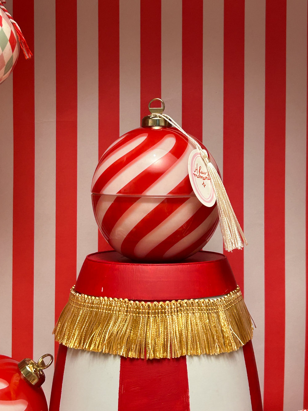 Новогодняя ароматическая свеча-шар "На манеже"