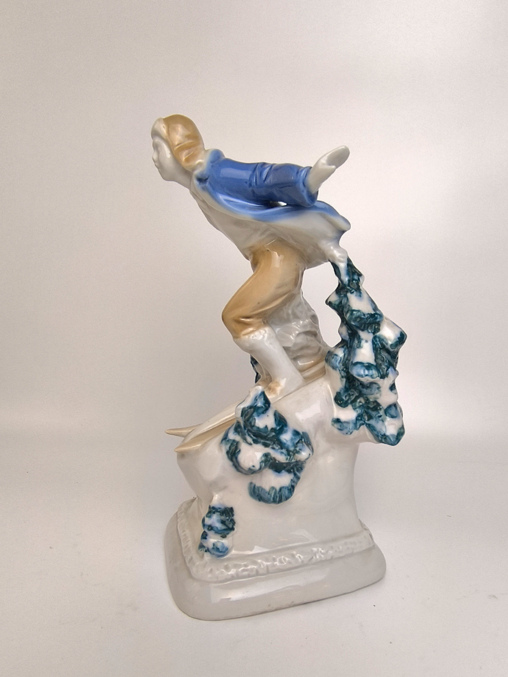 Фарфоровая статуэтка "Лыжник-пионер" ДФЗ Вербилки