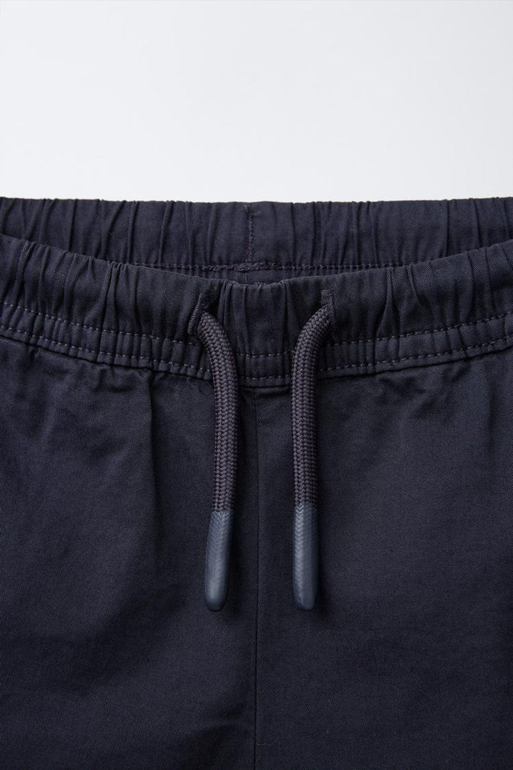 ZARA ШОРТЫ-БЕРМУДЫ ИЗ ВЫСОКОТЕХНОЛОГИЧНОЙ ТКАНИ С НАДПИСЬЮ, АНТРАЦИТОВО-СЕРЫЙ