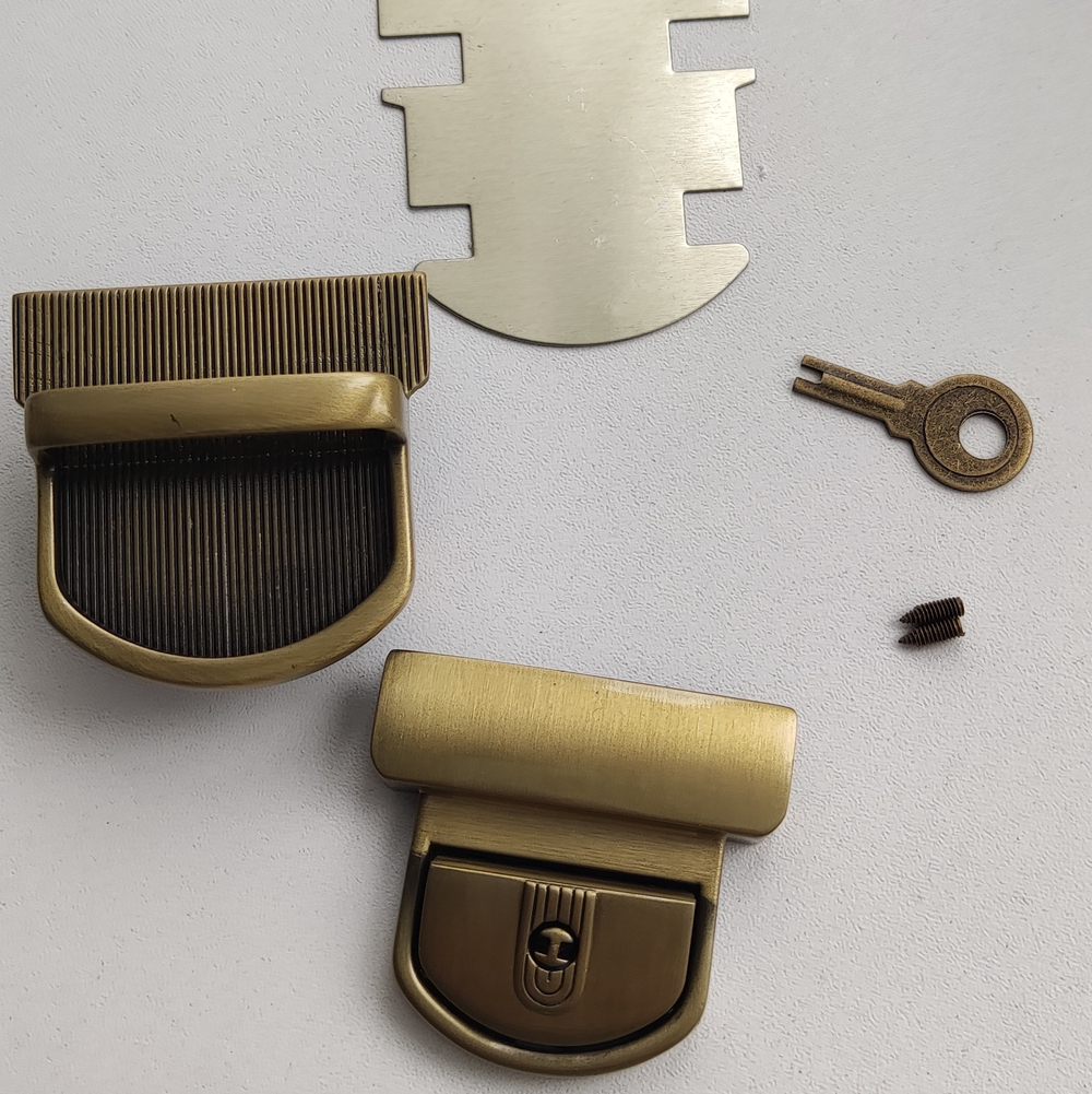 Замок-защелка портфельный на винтах 48*50 Антик