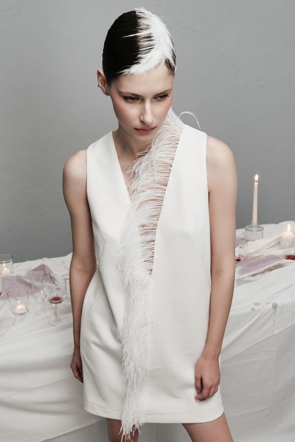 Платье асимметричное с перьями