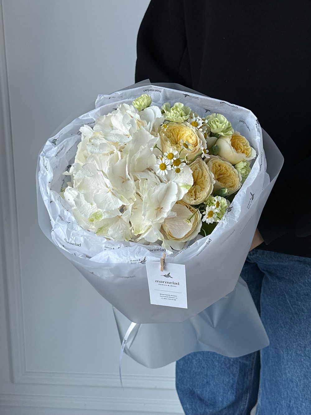 Букет сборный из кустовых пионовидных роз, диантусов, гортензии и ромашек