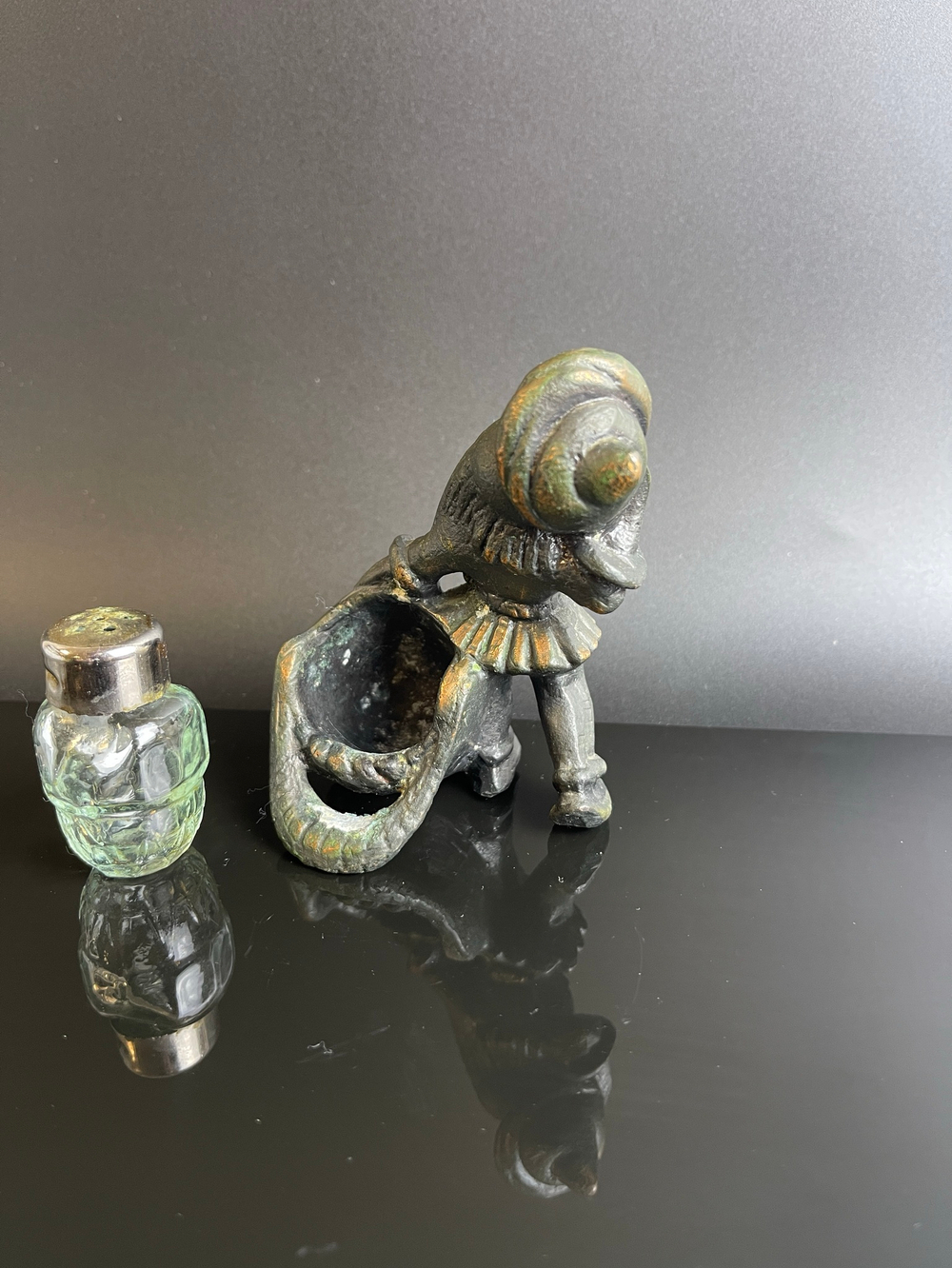 Солонка "Гном" из серии "Белоснежка и семь гномов", металл, СССР, 1970-1990 гг.