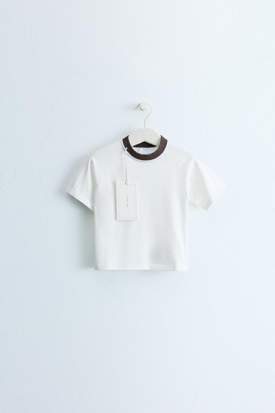 ZARA TIMELESS — ФУТБОЛКА С КОНТРАСТНЫМ ВОРОТНИКОМ, ЭКРЮ