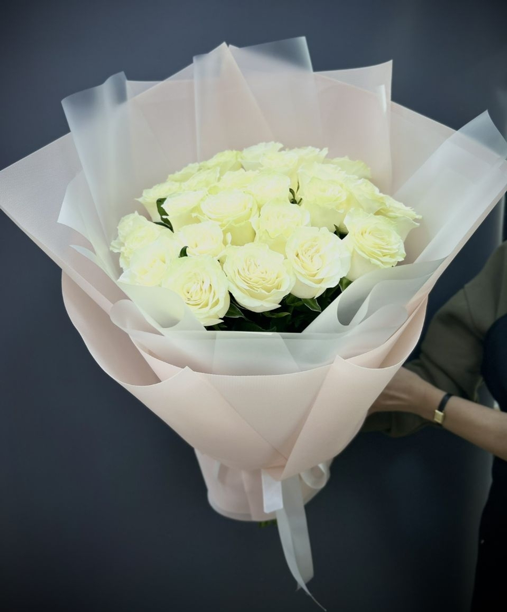 25 белых роз в нежной упаковке