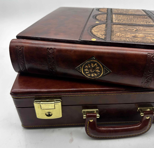 Фотоальбом из натуральной кожи . Модель - "Донателло" в кейсе