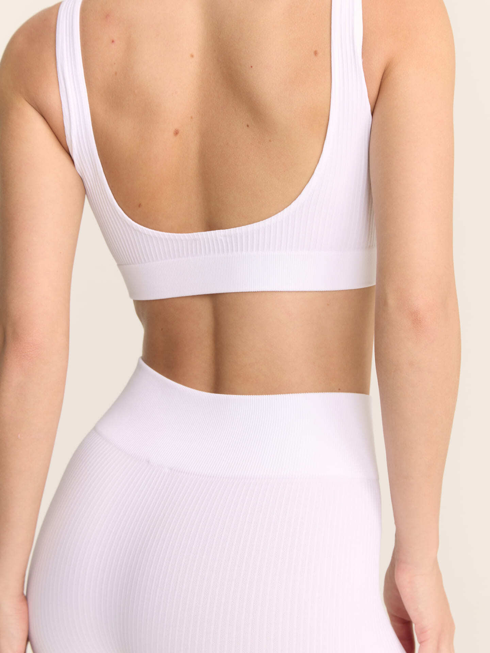 Бесшовный топ на широких бретелях в рубчик