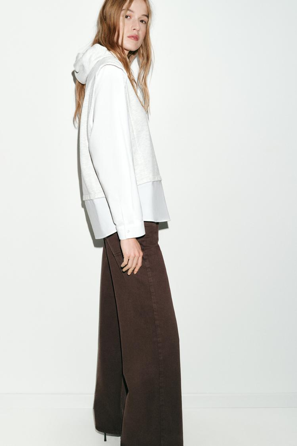 ZARA РУБАШКА С КОМБИНИРОВАННОЙ ТОЛСТОВКОЙ С КАПЮШОНОМ, БЕЛЫЙ/СЕРЫЙ