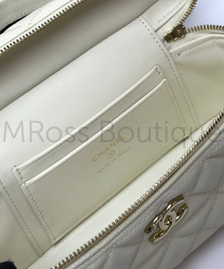 Белая сумка Chanel прямоугольная с золотой фурнитурой