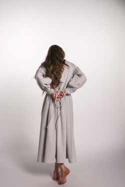 Платье с V-вырезом и длинным рукавом из плотного хлопка, в светло-сером цвете