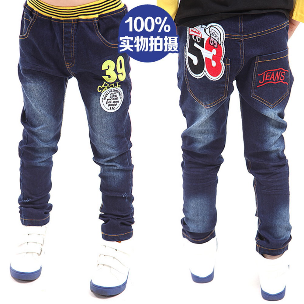 Джинсы для мальчика с нашивками и вышивкой