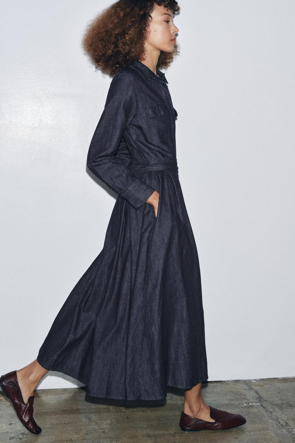 ZARA ДЖИНСОВОЕ ПЛАТЬЕ С ПОЯСОМ — ZW COLLECTION, СИНИЙ