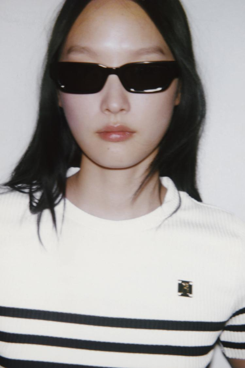 ZARA ПОЛОСАТАЯ ФУТБОЛКА С БРОШЬЮ, ПОЛОСКИ