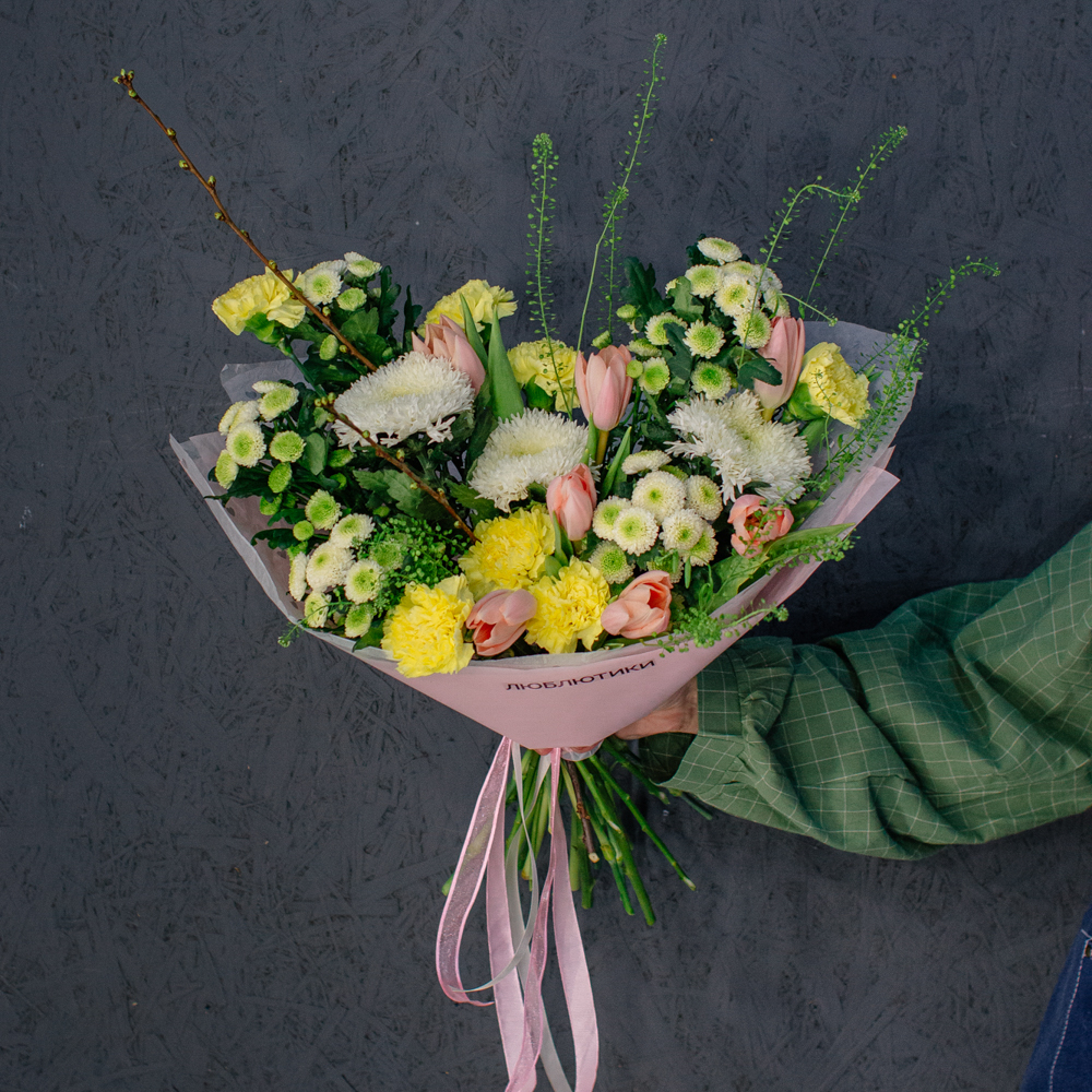 132. Весенний стойкий букет с тюльпанами и ветками вишни
