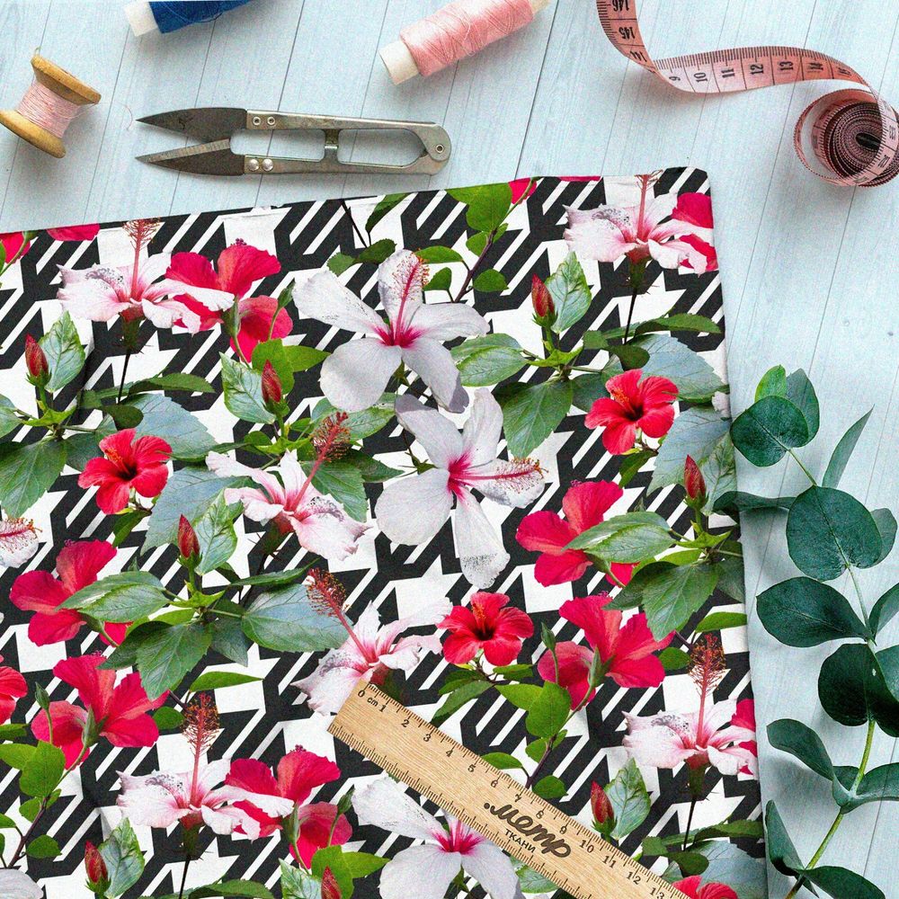 Ткань муслин яркие цветы на чёрно-белом фоне