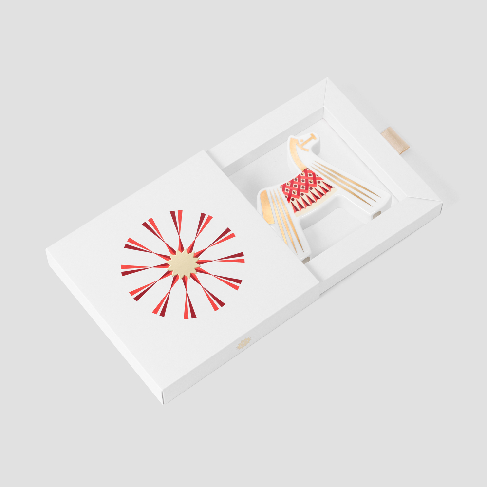 Елочная игрушка Farforite «Лошадка / Солнечный круг» в подарочной коробке