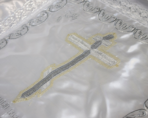 Комплект ритуальный с вышивкой "Крест в рамке с молитвой серебро" атлас-стеганка