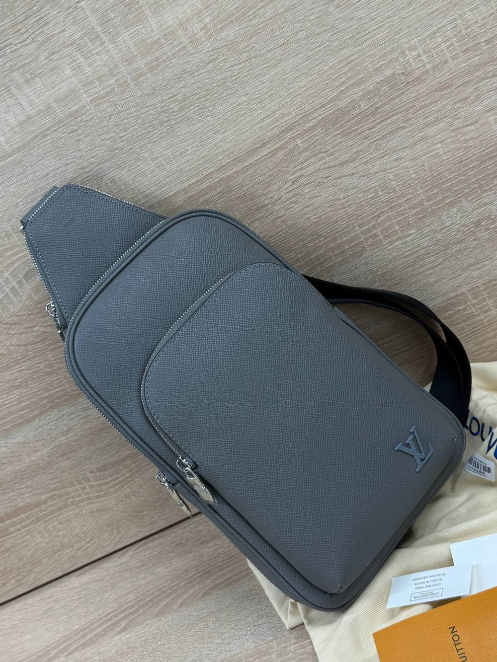 Сумка-слинг Louis Vuitton
