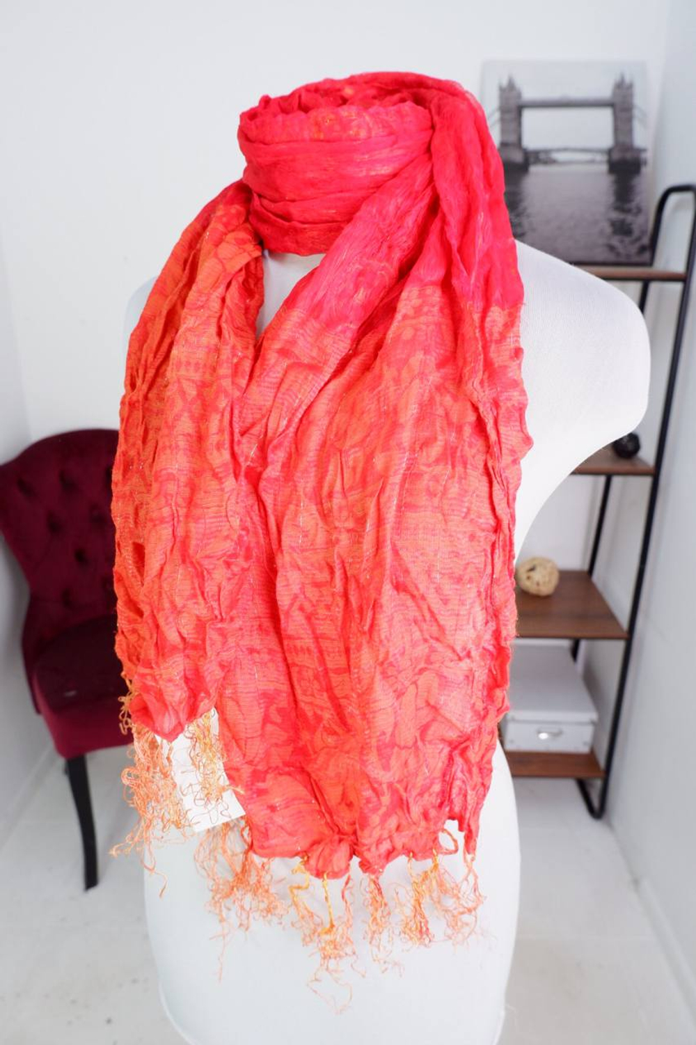 Шарф яркого оттенка