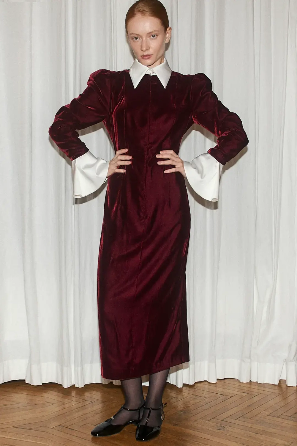 Бархатное платье с воротником и манжетами