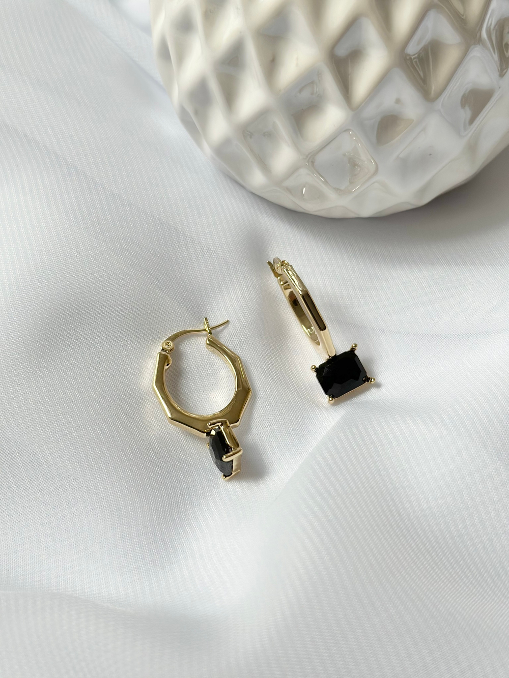 Серьги с черным цирконом, оттенок золото