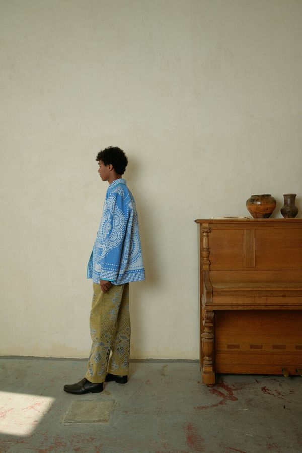 Куртка с Ярким Карманом / Blue and Red Flowers голубая - фото 4