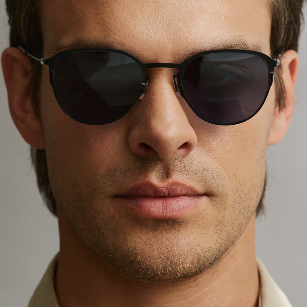 Черные солнцезащитные очки из титана с темно-синими линзами. Модель 21