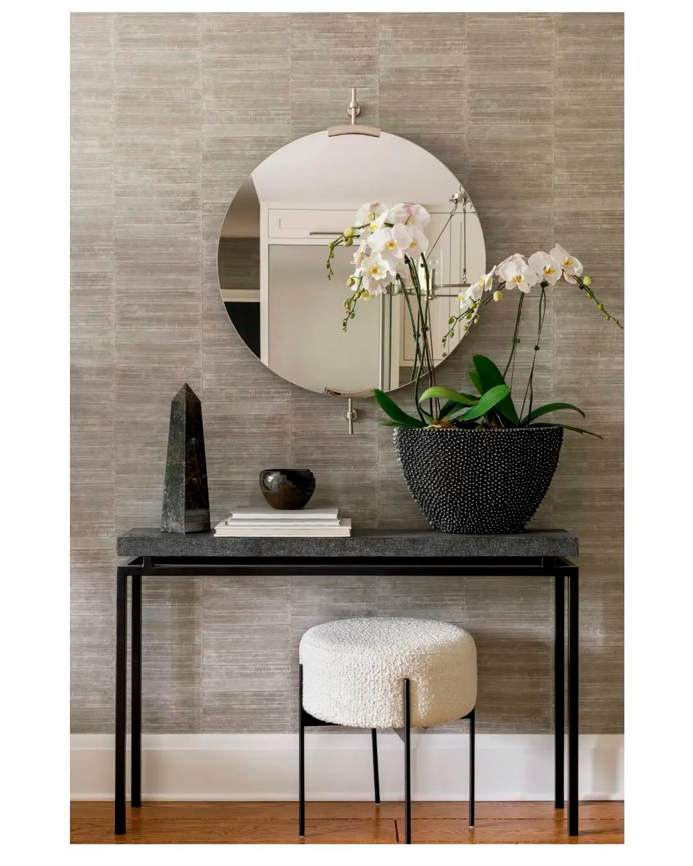 Серебряное настенное зеркало “Олеан”