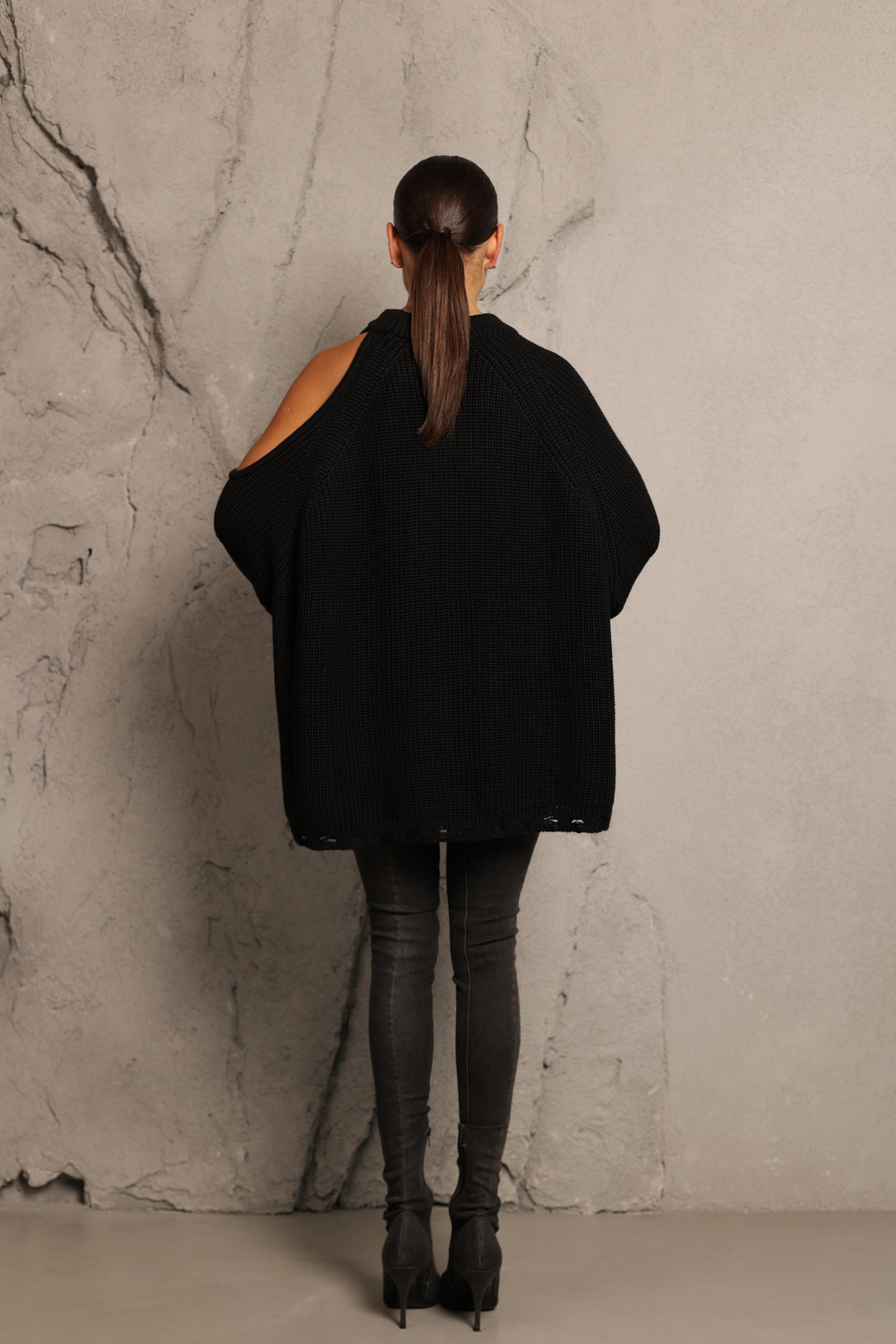 Свитер с открытым плечом