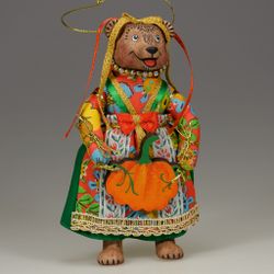Ёлочная игрушка Медведица "Маша" с тыквой