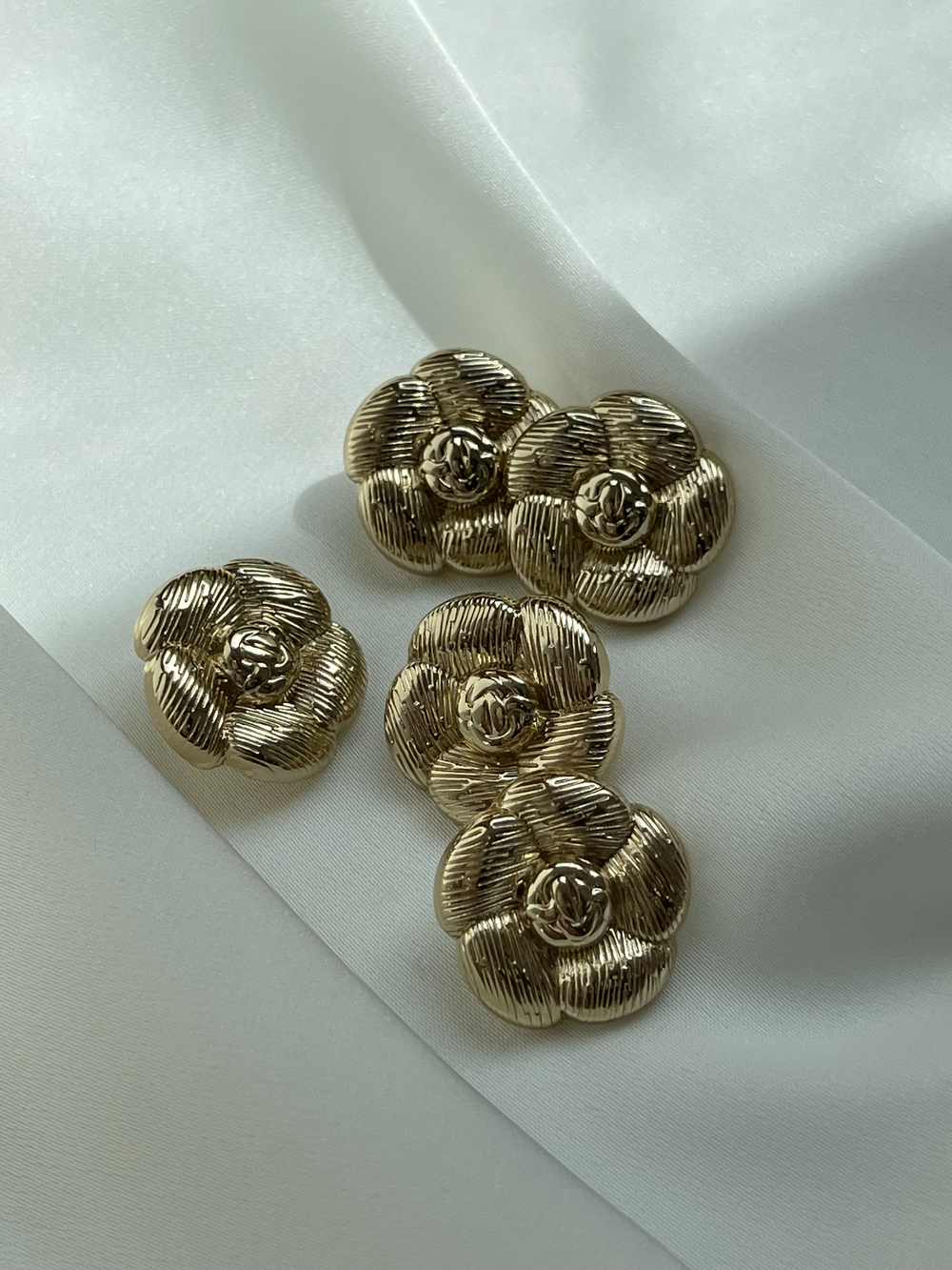 Пуговицы золотистые в форме цветка