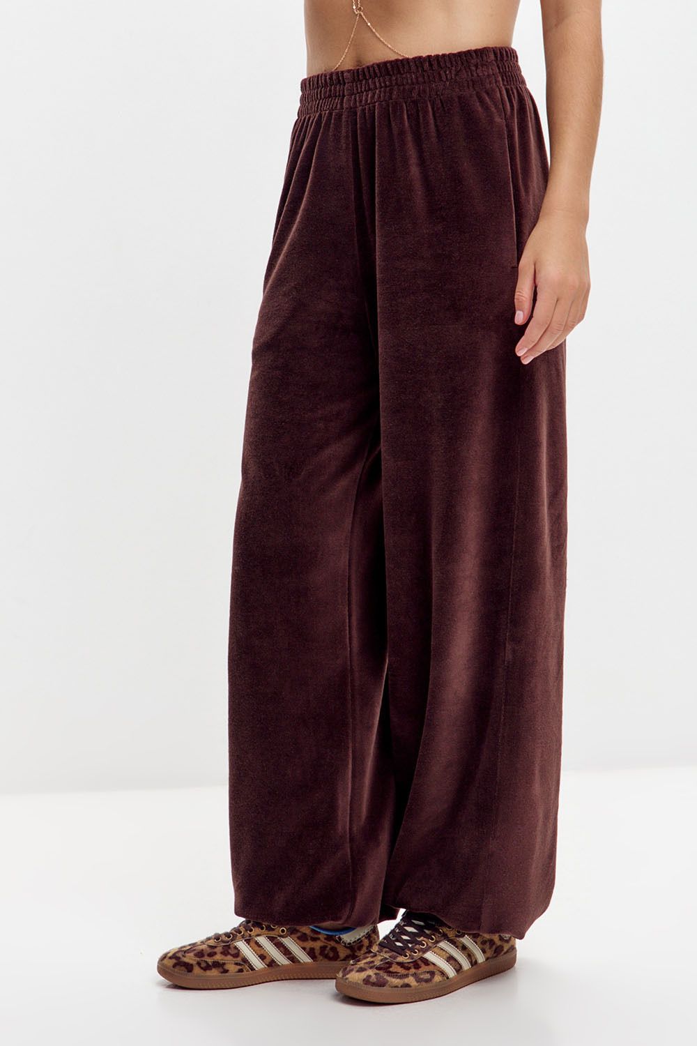 Широкие брюки на резинке из велюровой ткани шоколадного цвета