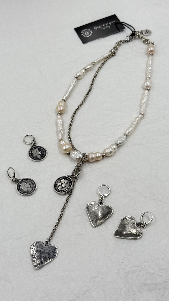 Колье асимметричное с барочным жемчугом, монетой и плоским "мятым" сердцем, оттенок серебро