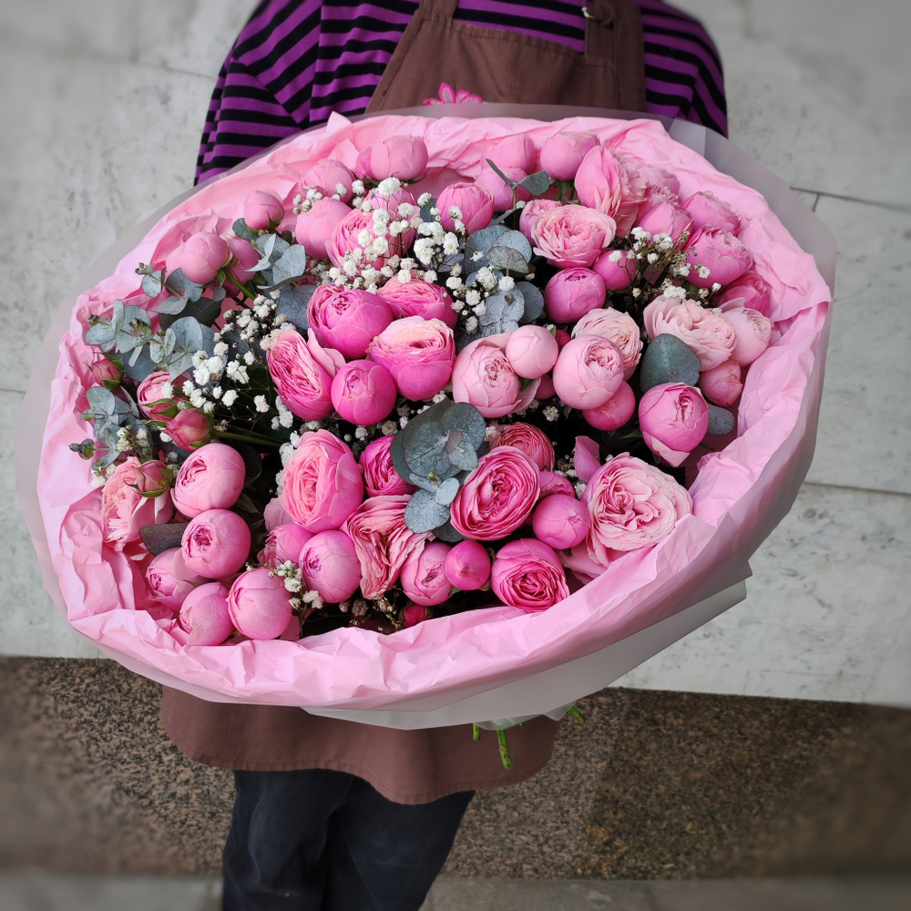 Букет из 13 кустовых пионовидных роз "Силва Пинк" с эвкалиптом