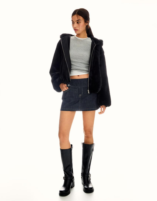 BERSHKA Шуба из искусственного меха с капюшоном, черный