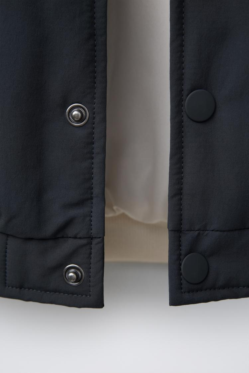 ZARA НЕПРОМОКАЕМЫЙ БОМБЕР С НАШИВКАМИ NBA ©, АНТРАЦИТОВО-СЕРЫЙ