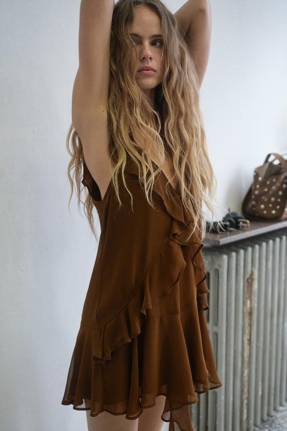 ZARA КОРОТКОЕ ПЛАТЬЕ С ВОЛАНАМИ, ШОКОЛАДНЫЙ