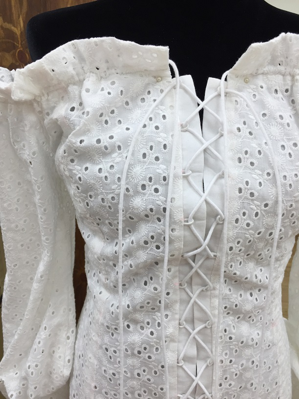 Платье со шнуровкой из шитья на подкладе