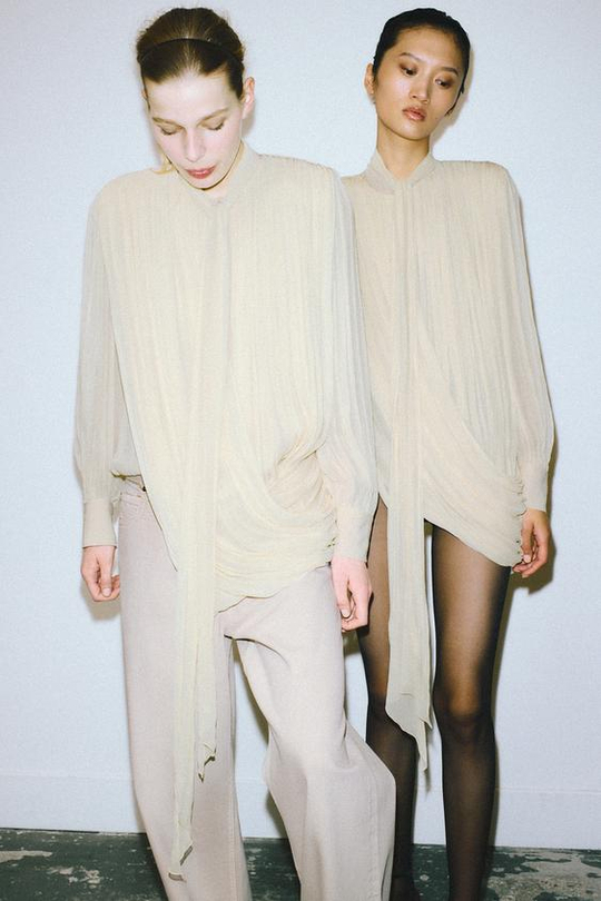 ZARA ДЖИНСЫ ZW COLLECTION С ЭФФЕКТОМ ПОТЕРТОСТИ И ВЫСОКОЙ ПОСАДКОЙ, ПЕСОЧНЫЙ