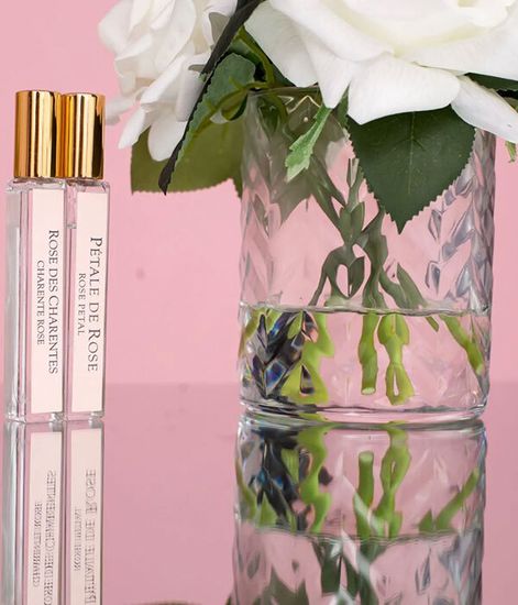 Букет французских роз цвета слоновая кость в прозрачной вазе "ёлочка", Cote Noire