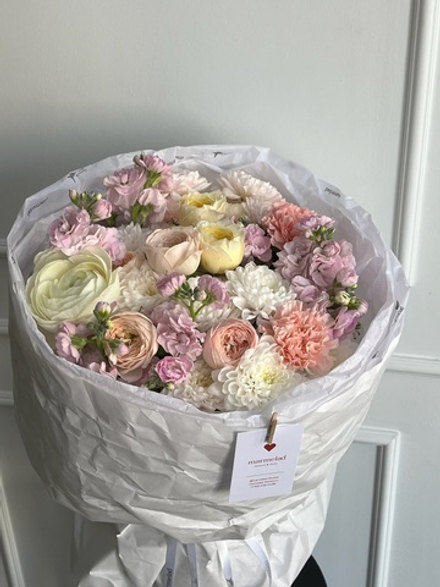 Букет из кустовых пионовидных роз, маттиолы, хризантемы и ранункулюса