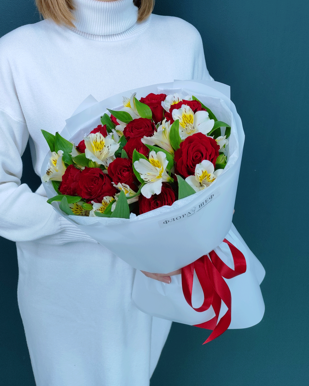 Букет из красной розы и альстромерии(00459)
