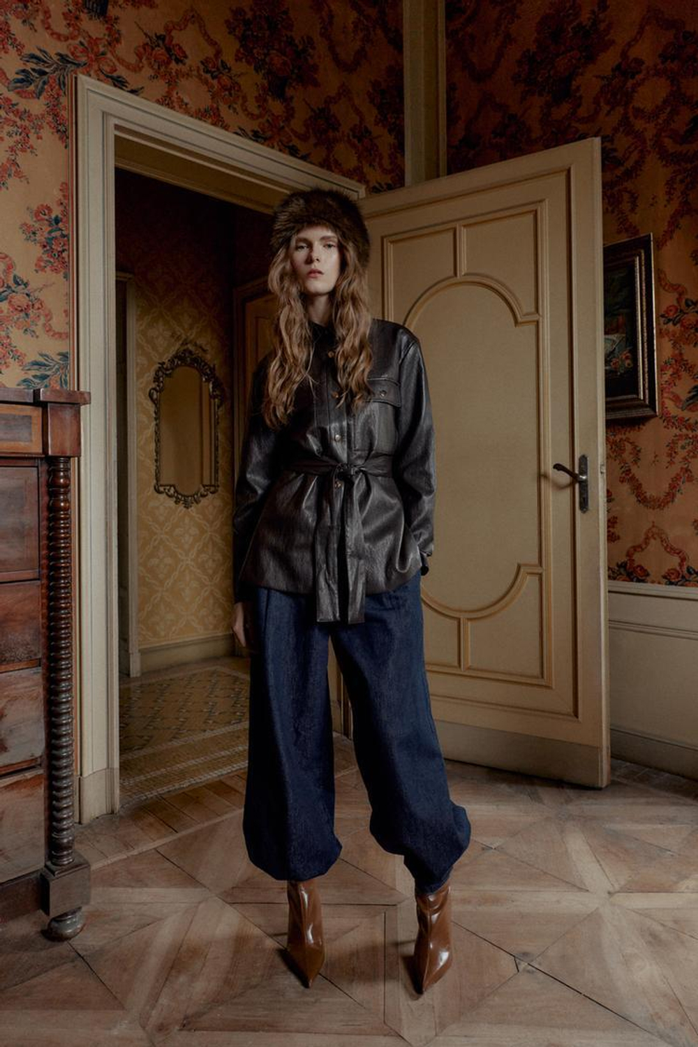 ZARA ДЛИННАЯ КУРТКА ИЗ ИСКУССТВЕННОЙ КОЖИ С ПОЯСОМ, КОРИЧНЕВЫЙ