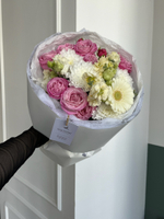 Букет из кустовой пионовидной розы, хризантемы и герберы и маттиолы